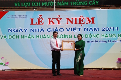 Đảng bộ Trường chuyên Quang Trung cống hiến hết mình cho sự nghiệp giáo dục