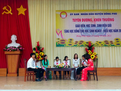 Đồng Phú tuyên dương, khen thưởng 158 giáo viên, học sinh