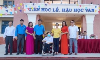 Tạp chí Lao động & công đoàn Việt Nam trao 10 triệu đồng cho học sinh khuyết tật