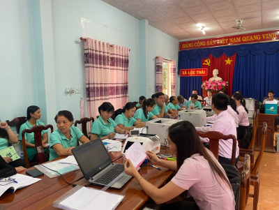 Giao dịch tại xã ở Lộc Ninh: Cầu nối giữa NHCSXH huyện với các đối tượng chính sách.