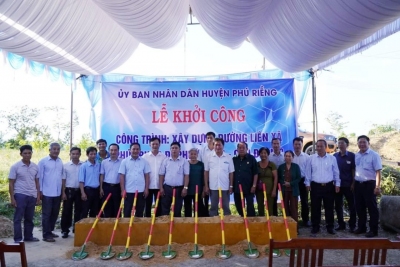 Người dân xã Phú Trung chung tay xây dựng Nông thôn mới