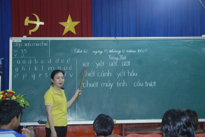 Bình Phước: Lớp xóa mù chữ cho đồng bào S’tiêng lớn tuổi