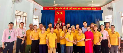 Trưởng Ban đại diện HĐQT NHCSXH huyện Lộc Ninh kiểm tra điểm giao dịch xã Lộc Hòa.