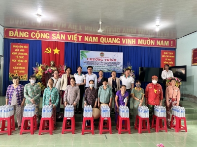 Hội Nông dân thành phố Đồng Xoài, tỉnh Bình Phước tặng nước ngọt cho hội viên nông dân xã Mỹ Hưng, huyện Thạnh Phú, tỉnh Bến Tre