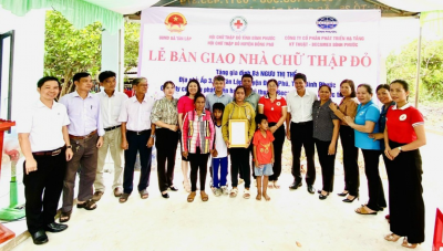 Đồng Phú: Trao tặng 2 căn nhà Chữ thập đỏ cho hộ nghèo