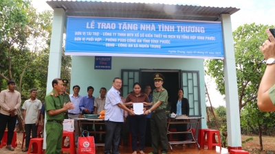 Trao tặng  nhà tình thương cho hộ đồng bào nghèo Bù Đăng