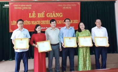 Bế giảng lớp bồi dưỡng ngạch chuyên viên cao cấp năm 2021 tại Bình Phước