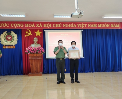 Trao Bằng khen của Bộ Công an và Giấy khen đột xuất của Giám đốc Công an tỉnh cho các tập thể và cá nhân tại huyện Đồng Phú