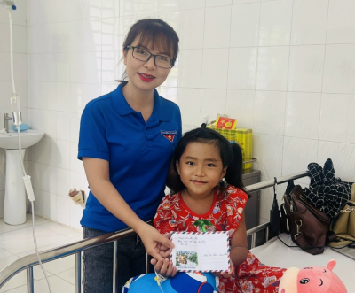 Hội đồng đội huyện Đồng Phú thăm, động viên, tặng quà cháu bé bị bạo hành