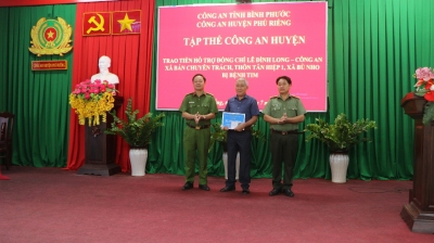 Công an huyện Phú Riềng trao 32,5 triệu đồng cho đồng chí Lê Đình Long