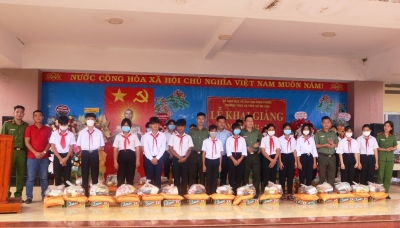 Phòng Công tác đảng và công tác chính trị trao tặng quà cho các em học sinh nghèo trường THCS -THPT Võ Thị Sáu
