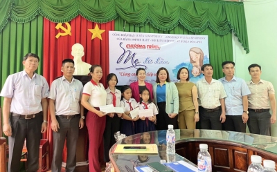 Công đoàn Ban Tuyên giáo Tỉnh ủy cùng mạnh thường quân nhận nuôi 03 trẻ mồ côi, có hoàn cảnh khó khăn ở xã Thuận Phú