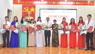 Trao bằng tốt nghiệp cho 54 học viên lớp Trung cấp LLCT khóa 125 tại Bình Long