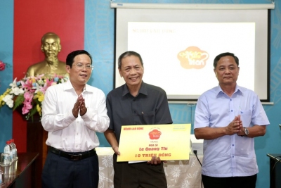Tặng quà 2 nghệ sĩ tỉnh Bình Phước có nhiều đóng góp cho văn học, nghệ thuật Việt Nam