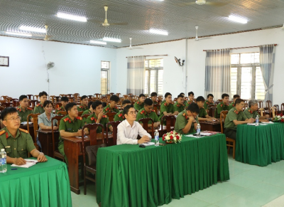 Khai giảng lớp bồi dưỡng lý luận chính trị cho đảng viên mới