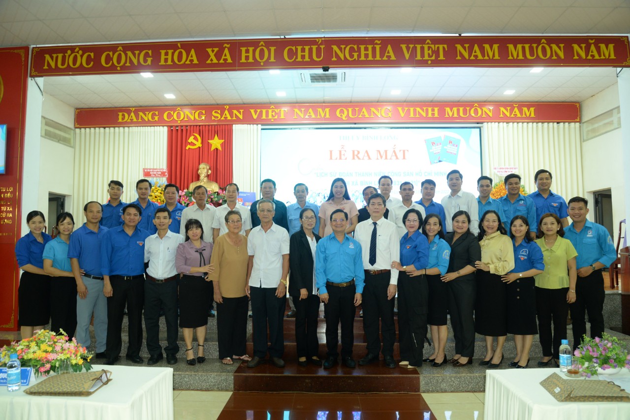 Lãnh đạo Thị ủy Bình Long chụp hình lưu niệm với cán bộ lãnh đạo đoàn huyện, thị xã Bình Long qua các thời kỳ.